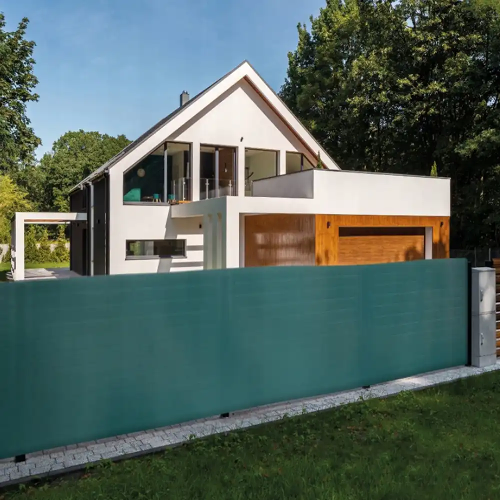 Modernt staket med skuggnät 90% som insynsskydd