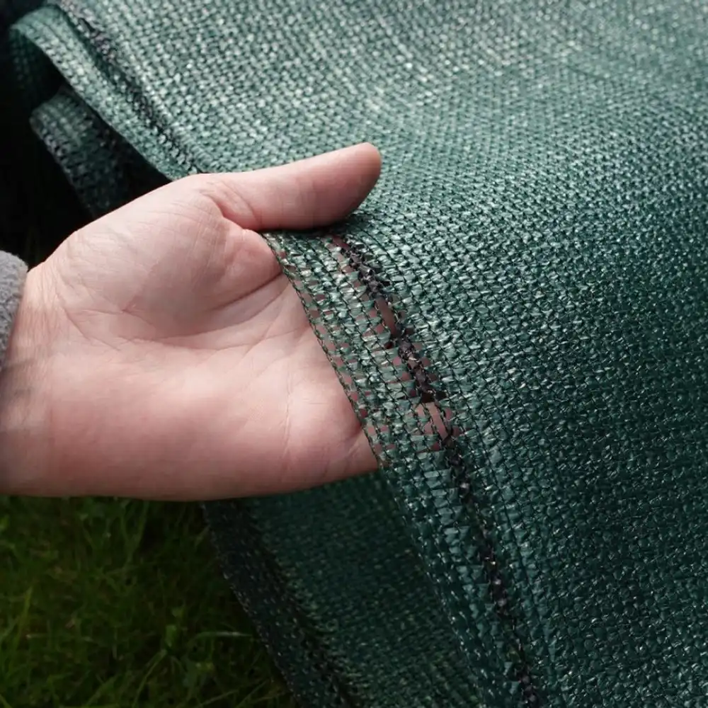 Närbild på tät väv 135g/m2 - man ser knappt handen